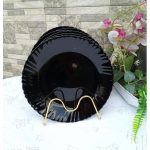 A set of 6 round dinner plates