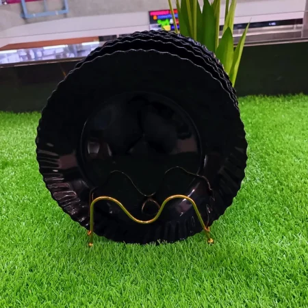 A set of 6 round dinner plates